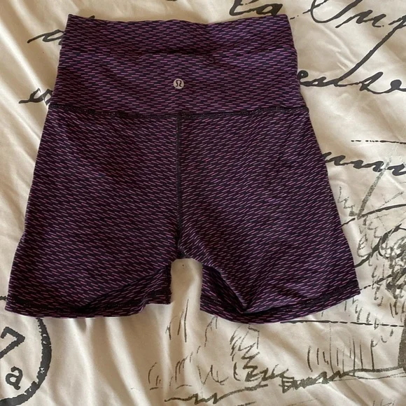 4 for $20 Women's LULULEMON SIZE 4 Purple Patterned Shorts - Picture 2 of 3